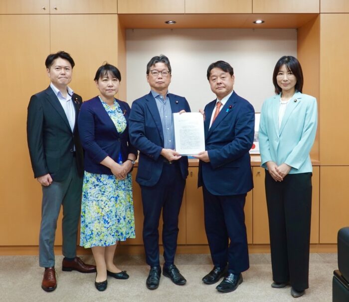 左から:郡山議員、岸議員、石橋座長、若山政務官、塩村あやか